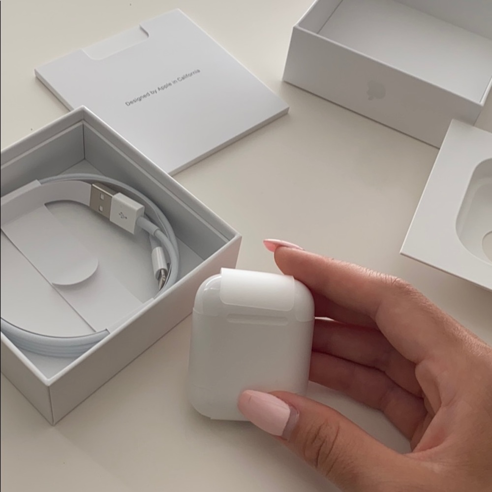 BRAND NEW AIRPODS CHARGING CASE APPLE GEN 2